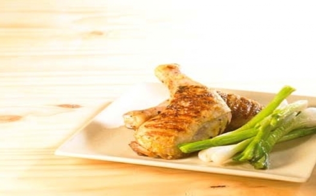 Pollo al curry con cebollitas a la parrilla
